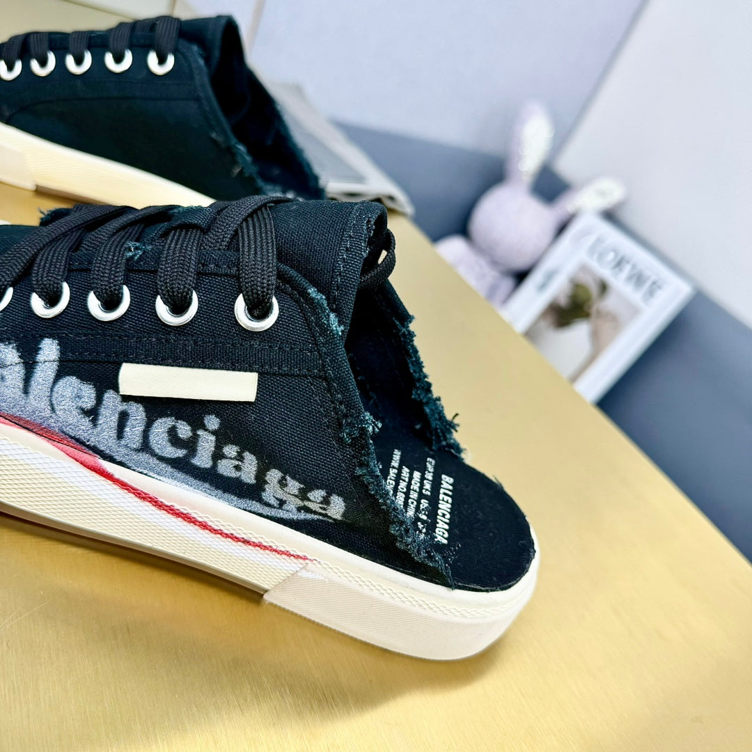 SNEAKER MULES IN BLACK CANVAS GRAFFITI LOGO