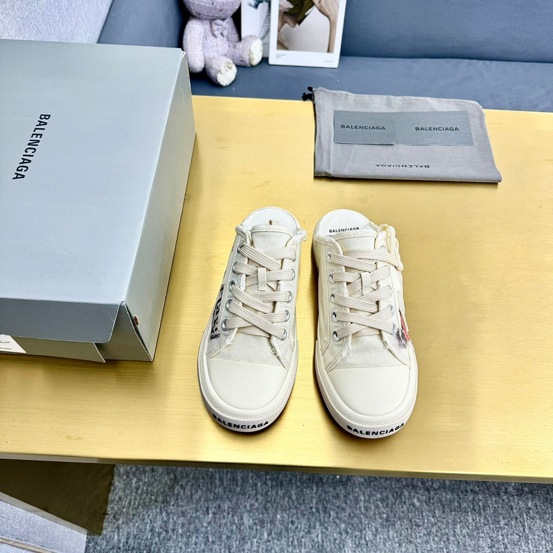 SNEAKER MULES IN WHITE CANVAS GRAFFITI LOGO