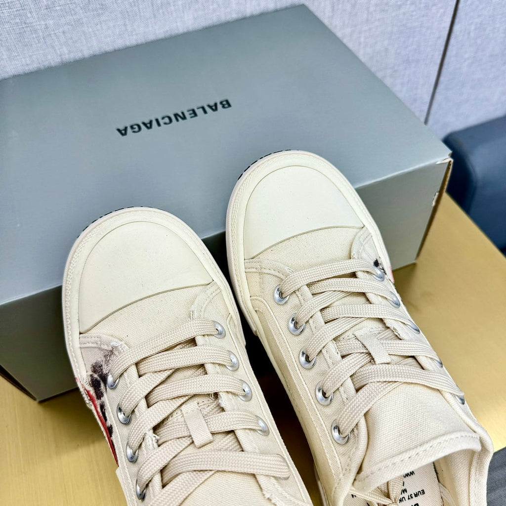 SNEAKERS IN WHITE CANVAS GRAFFITI LOGO