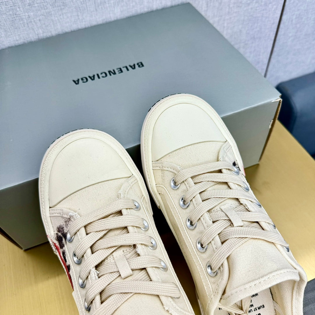 SNEAKERS IN WHITE CANVAS GRAFFITI LOGO