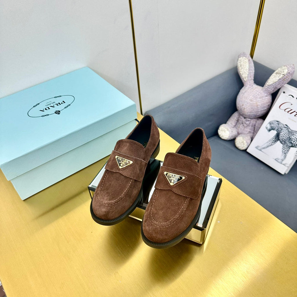 LOAFERS ATTACHED TRIANGLE LOGO IN WALNUT BROWN SUEDE