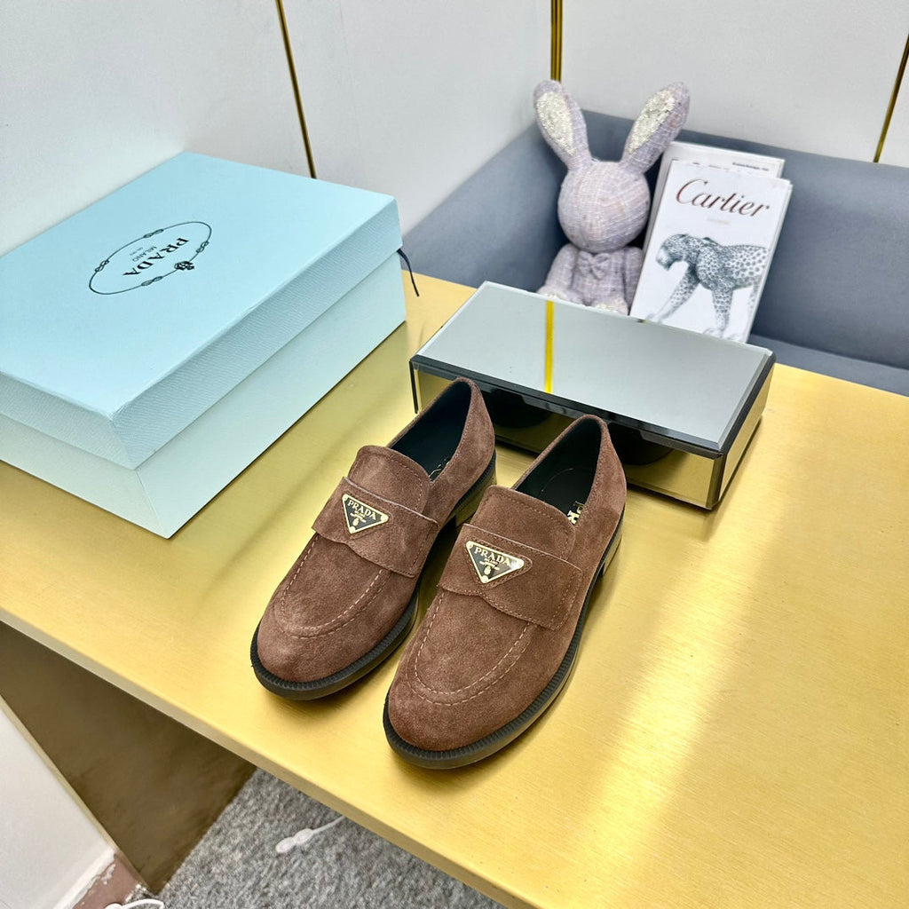 LOAFERS ATTACHED TRIANGLE LOGO IN WALNUT BROWN SUEDE