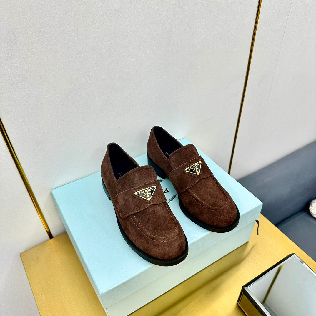 LOAFERS ATTACHED TRIANGLE LOGO IN WALNUT BROWN SUEDE