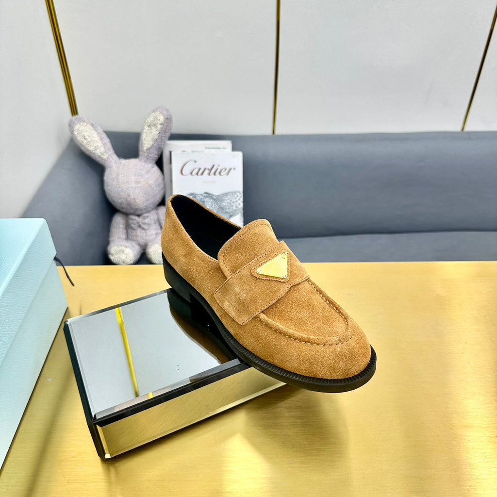 LOAFERS ATTACHED TRIANGLE LOGO IN PEANUT BROWN SUEDE
