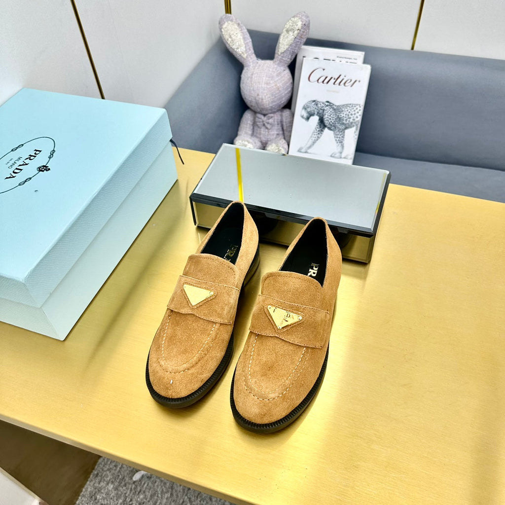 LOAFERS ATTACHED TRIANGLE LOGO IN PEANUT BROWN SUEDE