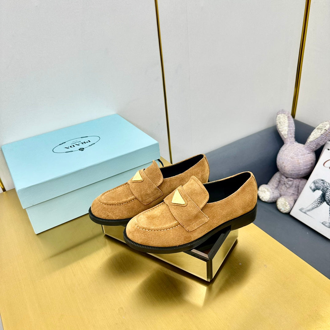 LOAFERS ATTACHED TRIANGLE LOGO IN PEANUT BROWN SUEDE