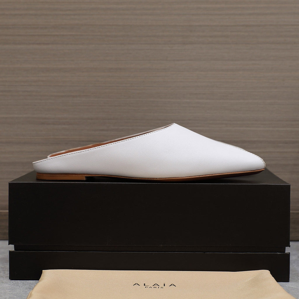 ALAIA FLAT MULE IN WHITE LAMBSKIN