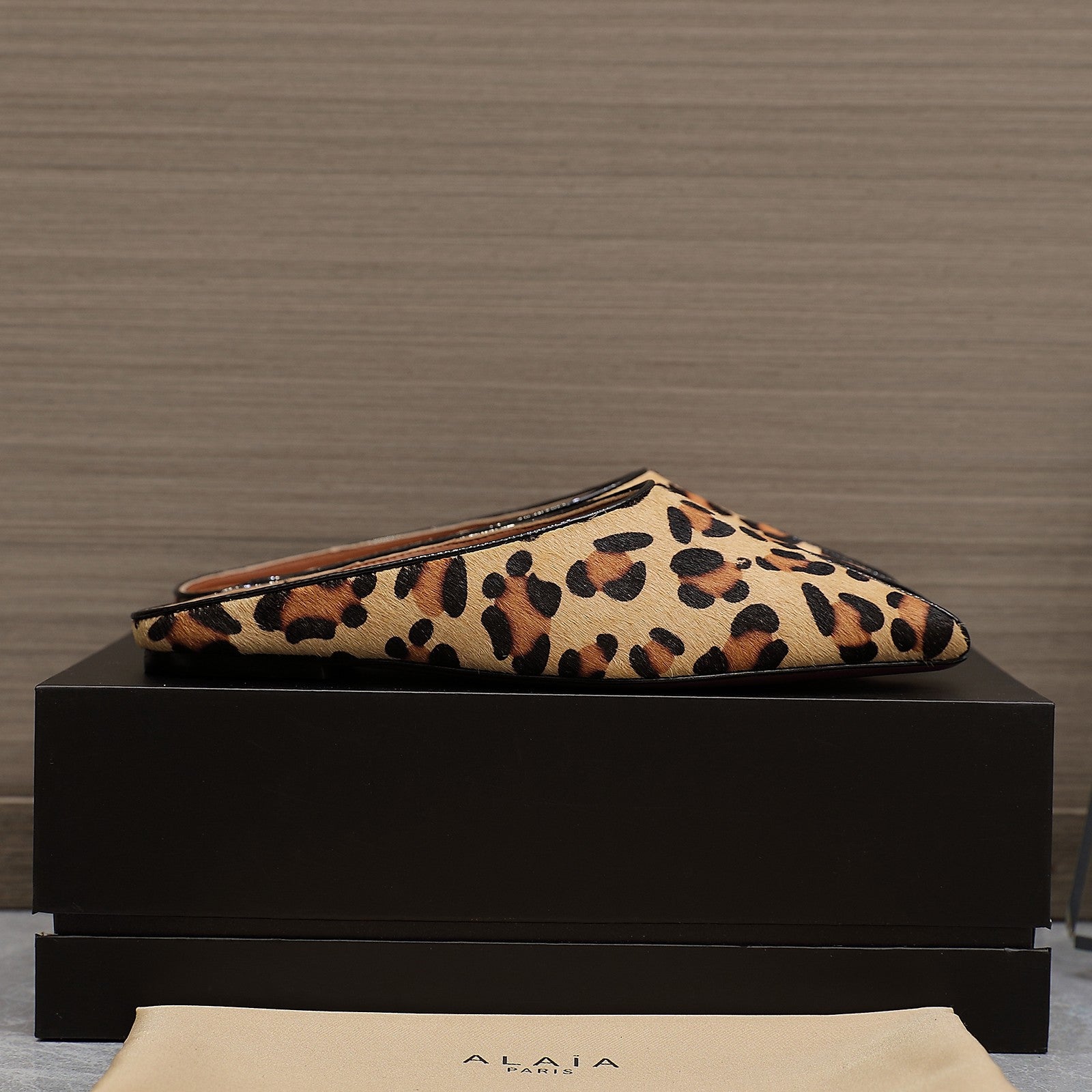ALAIA FLAT MULE IN LEOPARD LAMBSKIN