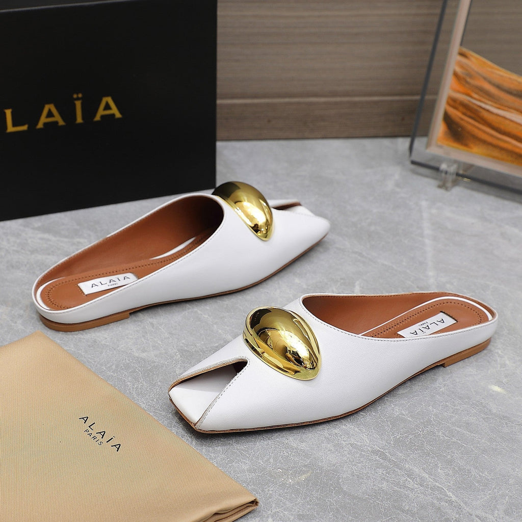 ALAIA FLAT MULE IN WHITE LAMBSKIN WITH GOLD HARDWARE