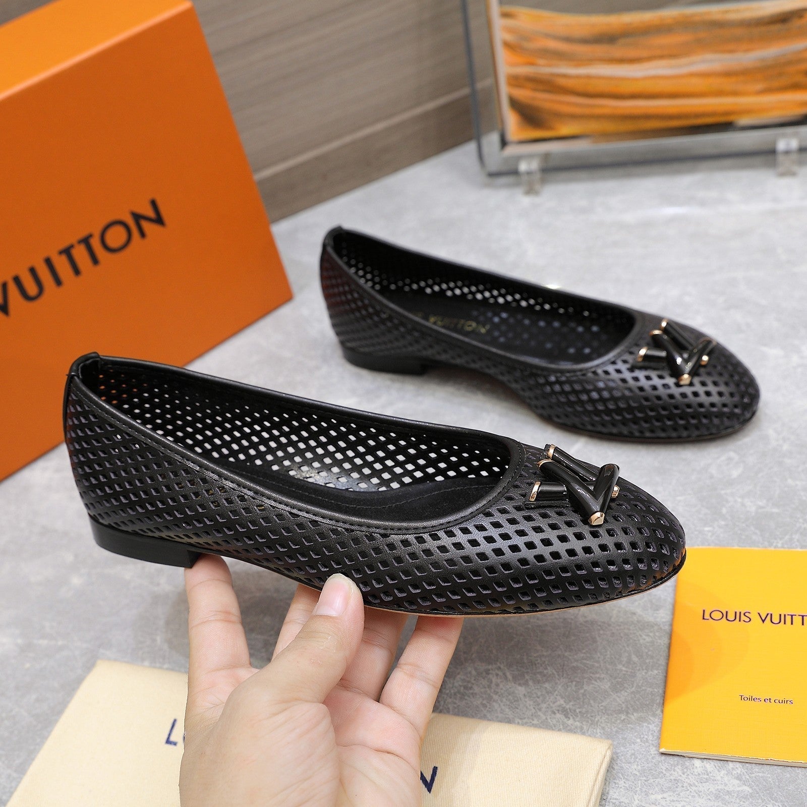 LV WOMEN'S BALLET FLAT IN BLACK CALFSKIN WITH PERFORATION CRAFTMANSHIP