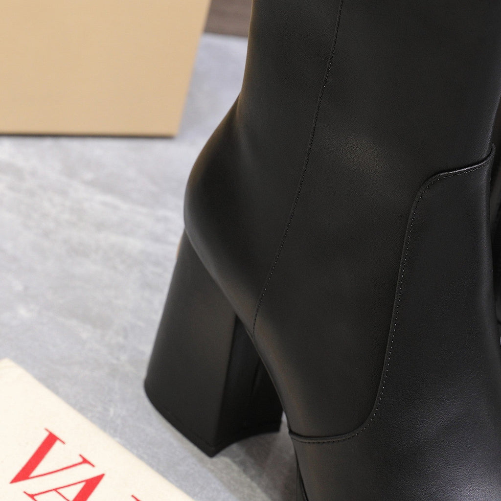 VALENTINO 25S ANKLE BOOTS WITH ZIPPER 90 MM IN BLACK CALFSKIN