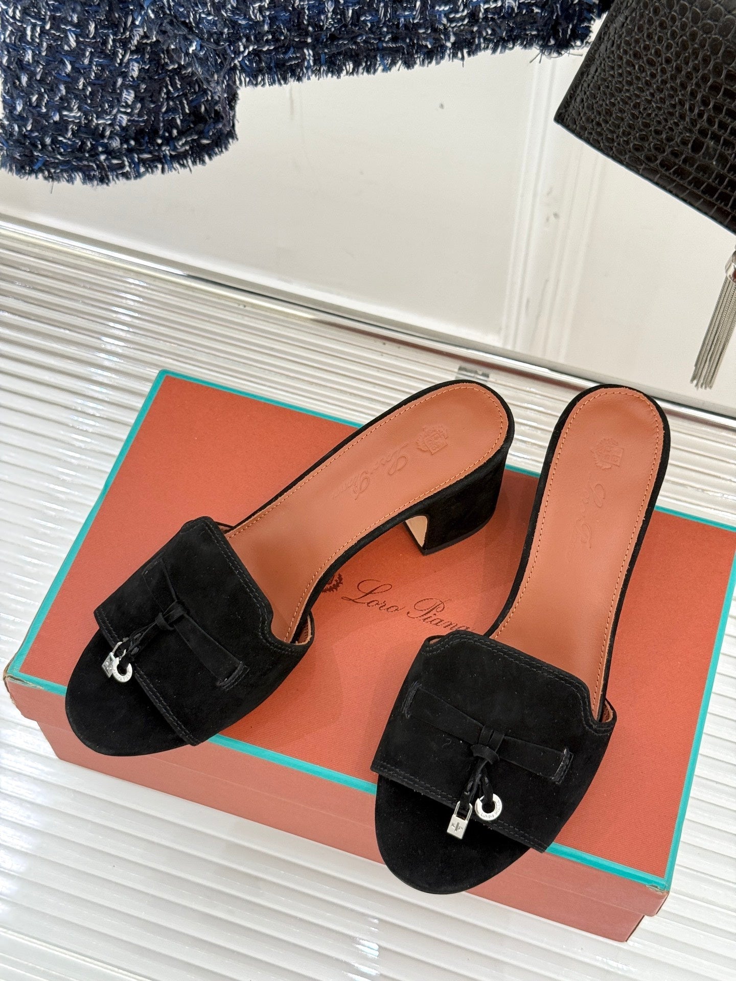 HIGH HEELS IN BLACK SUEDE AND LAMBSKIN