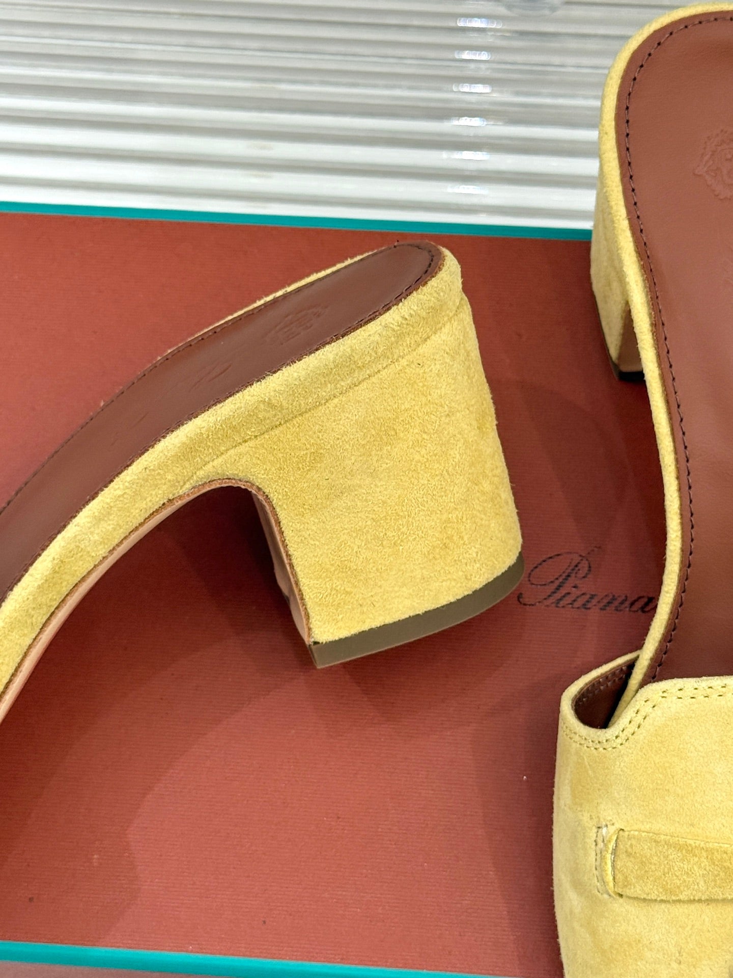HIGH HEELS IN YELLOW SUEDE AND LAMBSKIN