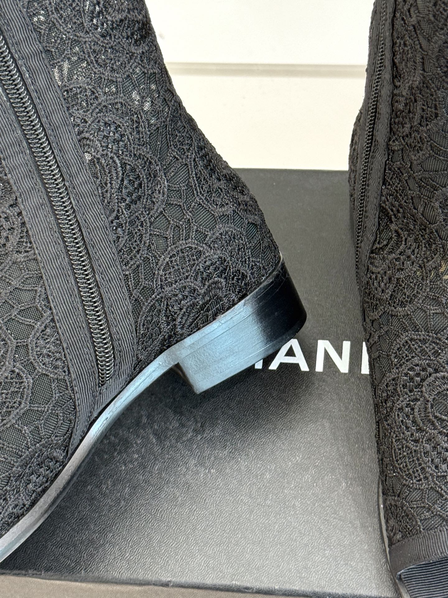 CC PEEP-TOE BOOTS 25SS IN BLACK EMBOSSED LACE FABRIC