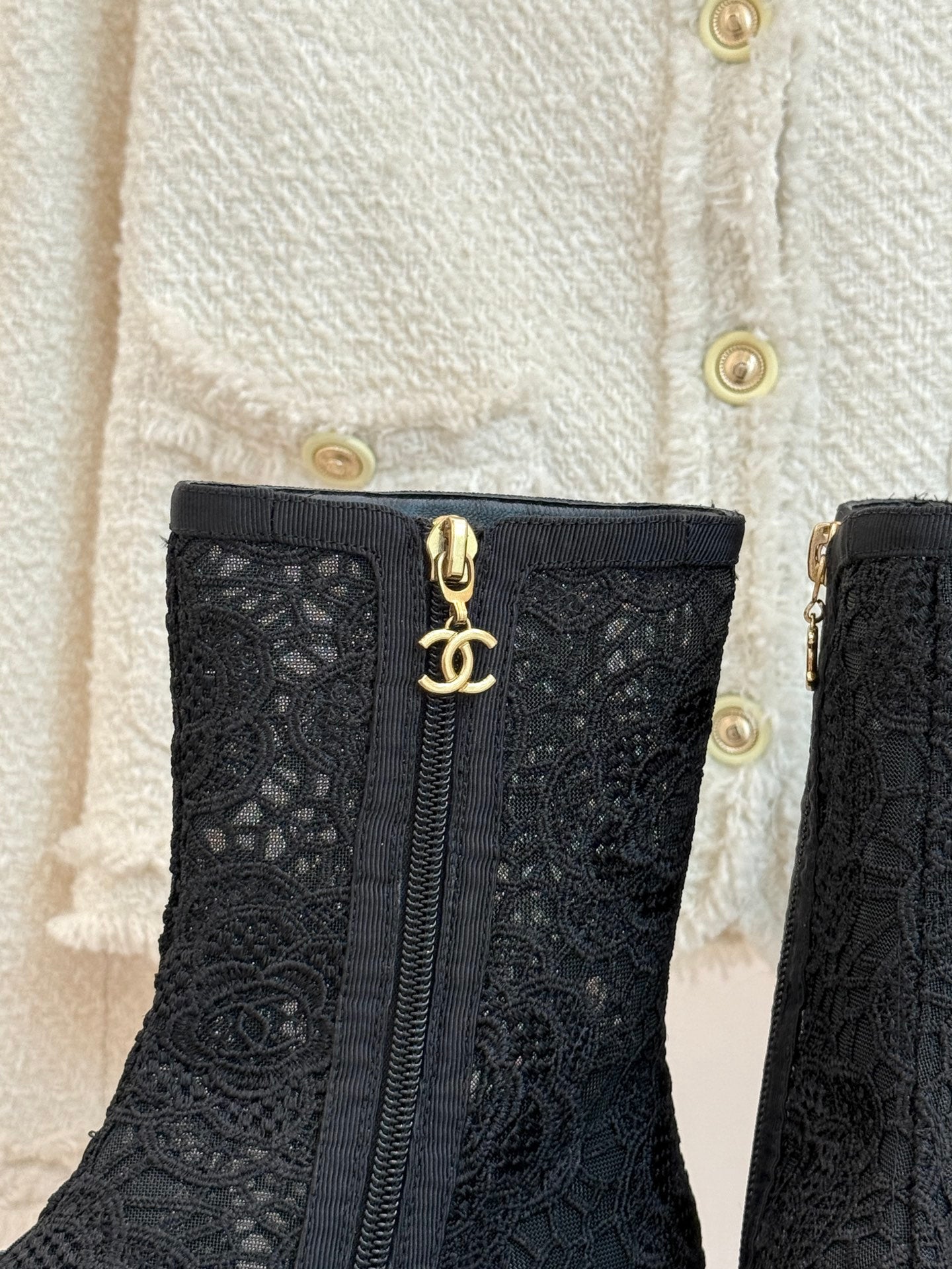 CC PEEP-TOE BOOTS 25SS IN BLACK EMBOSSED LACE FABRIC