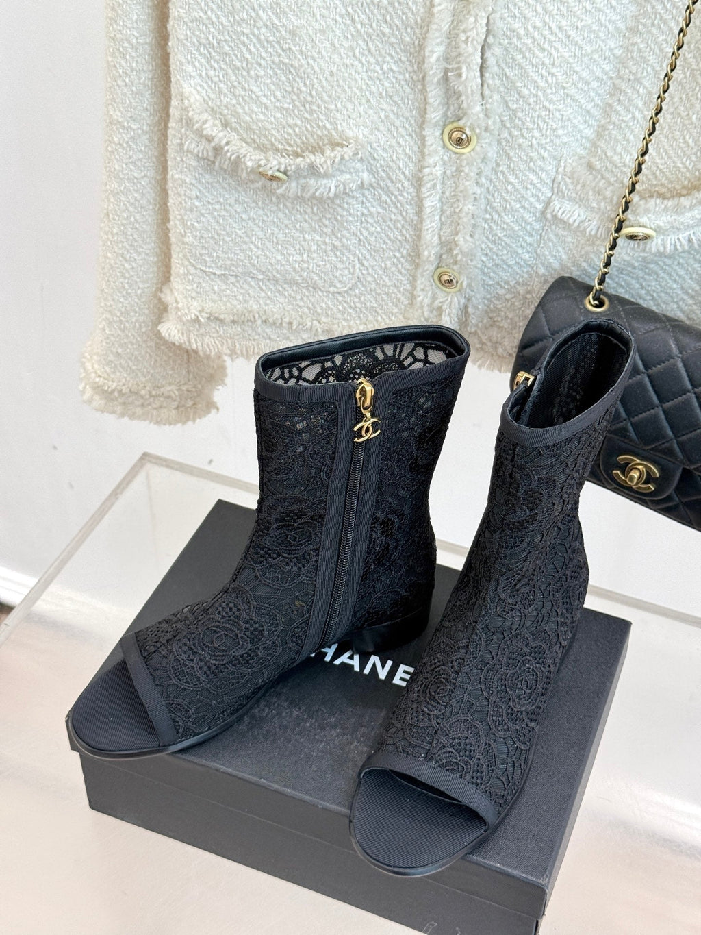 CC PEEP-TOE BOOTS 25SS IN BLACK EMBOSSED LACE FABRIC