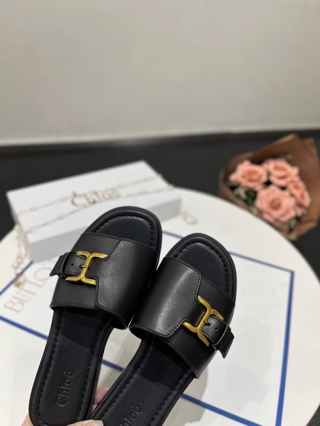 CHLOÉ HLOE MARCIE SLIDE IN BLACK CALFSKIN WITH GOLD HARDWARE