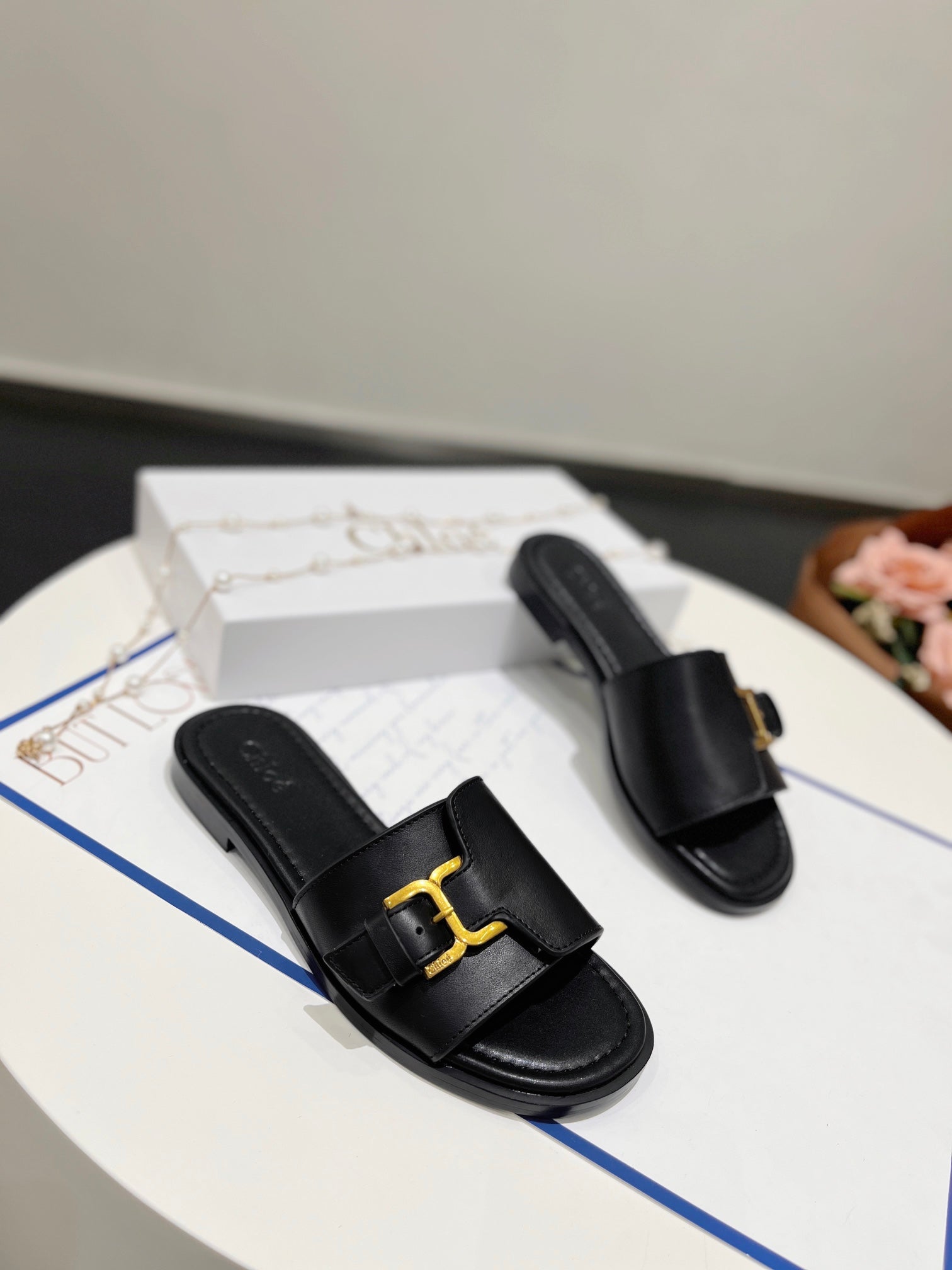 CHLOÉ HLOE MARCIE SLIDE IN BLACK CALFSKIN WITH GOLD HARDWARE