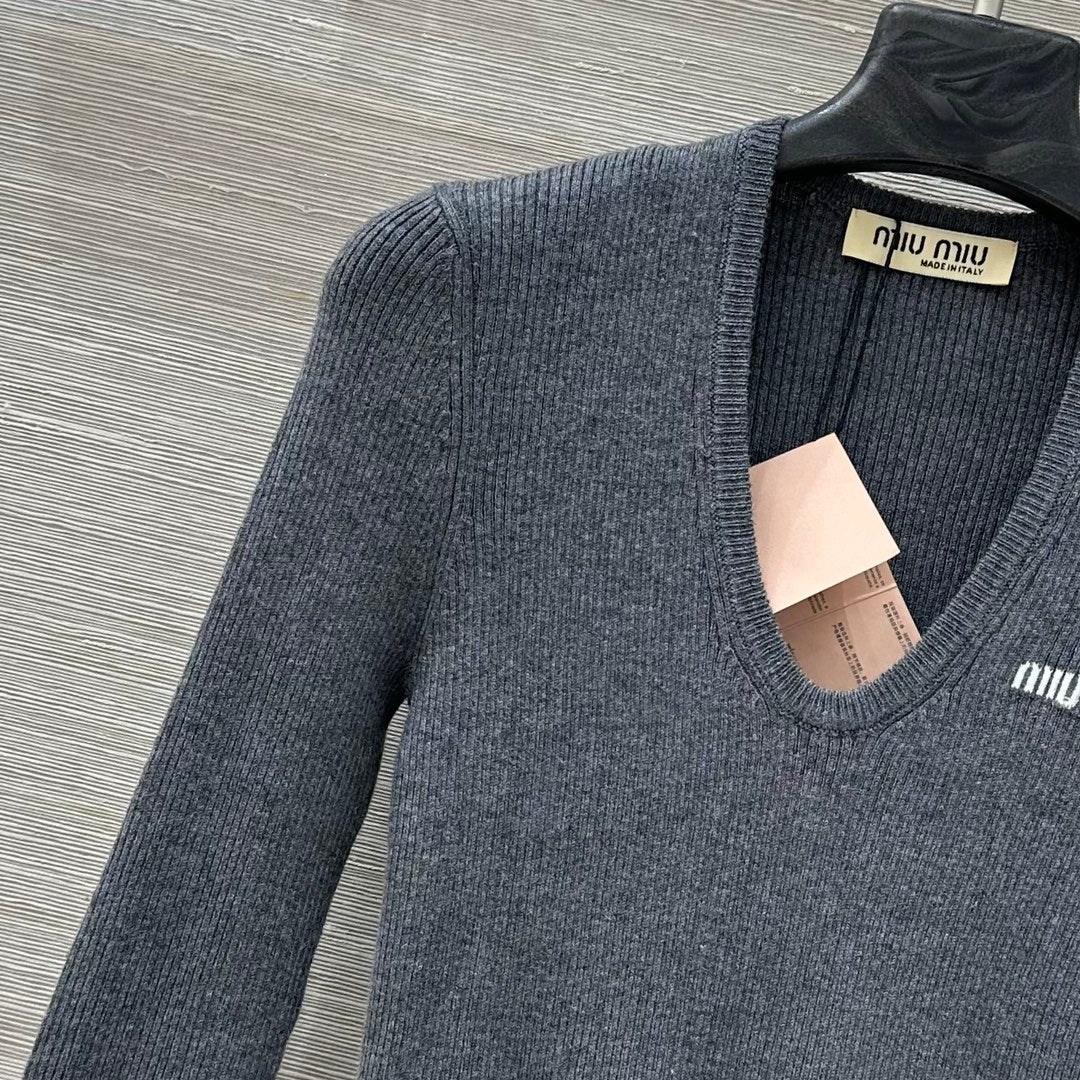 MIUMIU SWEATER STYLE 786