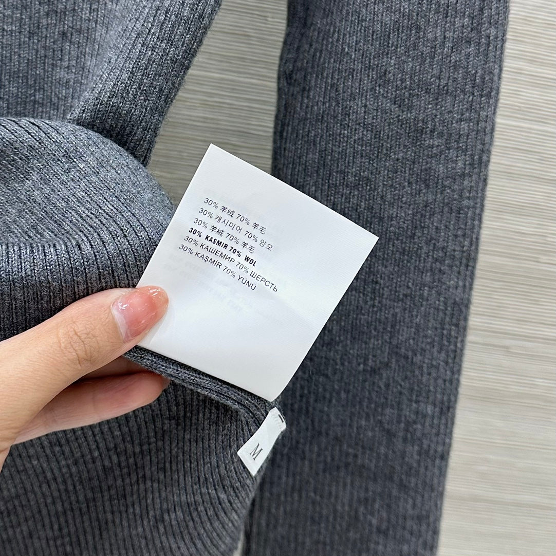 MIUMIU SWEATER STYLE 786