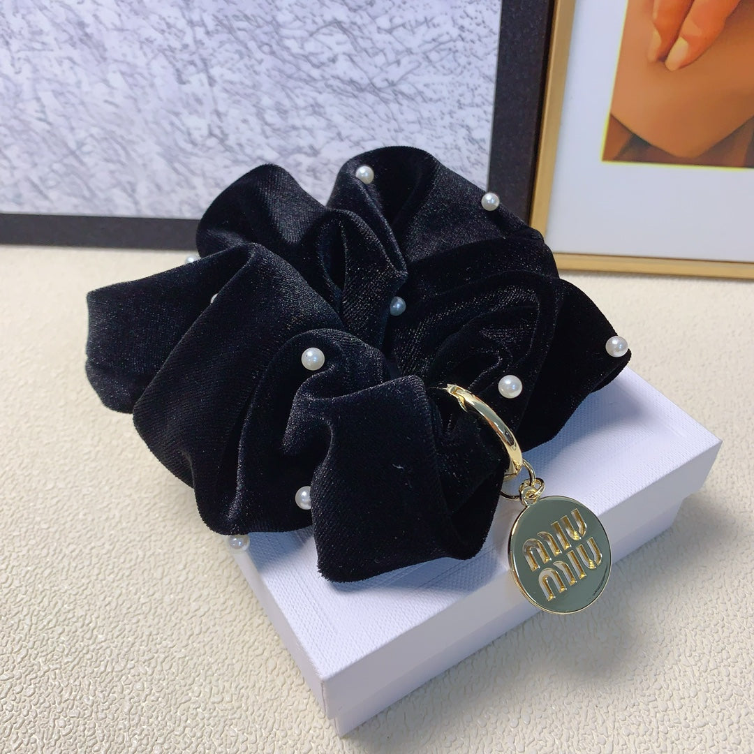 SCRUNCHIE EMBELLISHED PEARL IN BLACK VELVET GOLD TAG LOGO 136817