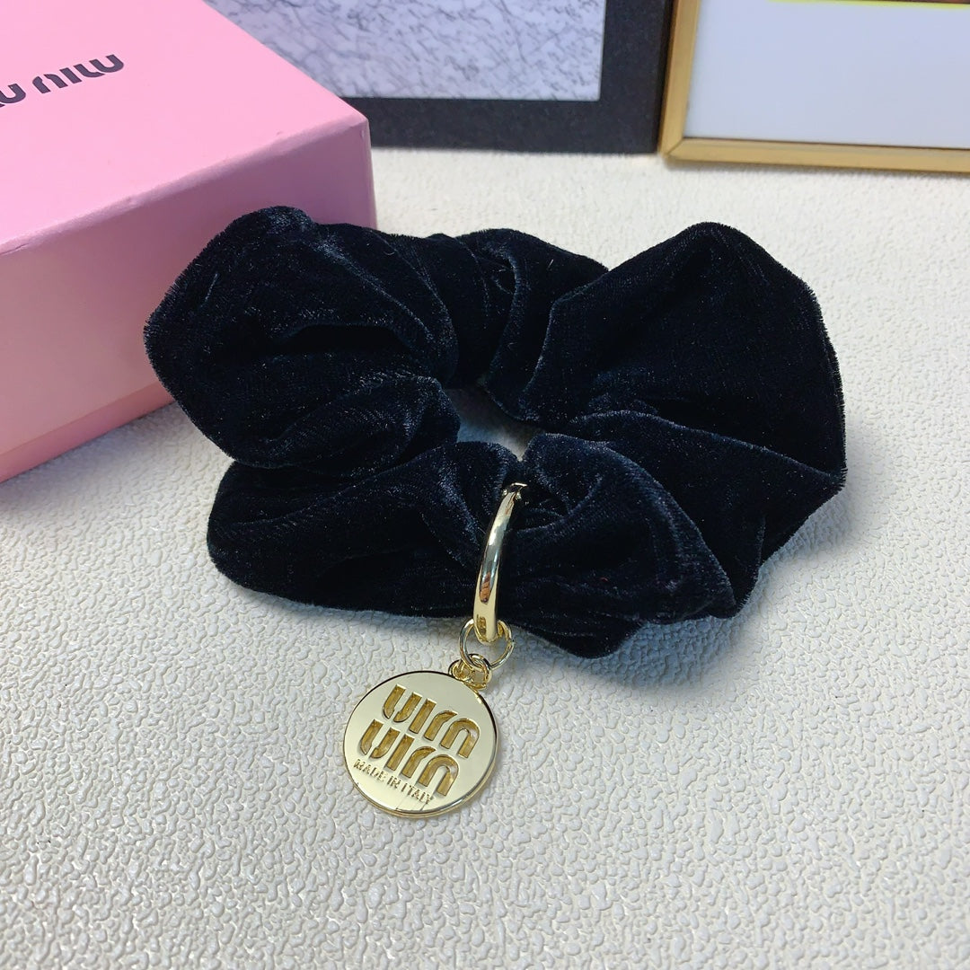 BLACK VELVET SCRUNCHIE ATTACHED GOLD TAG LOGO 136818
