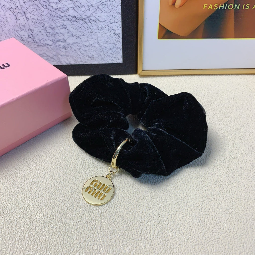 BLACK VELVET SCRUNCHIE ATTACHED GOLD TAG LOGO 136818