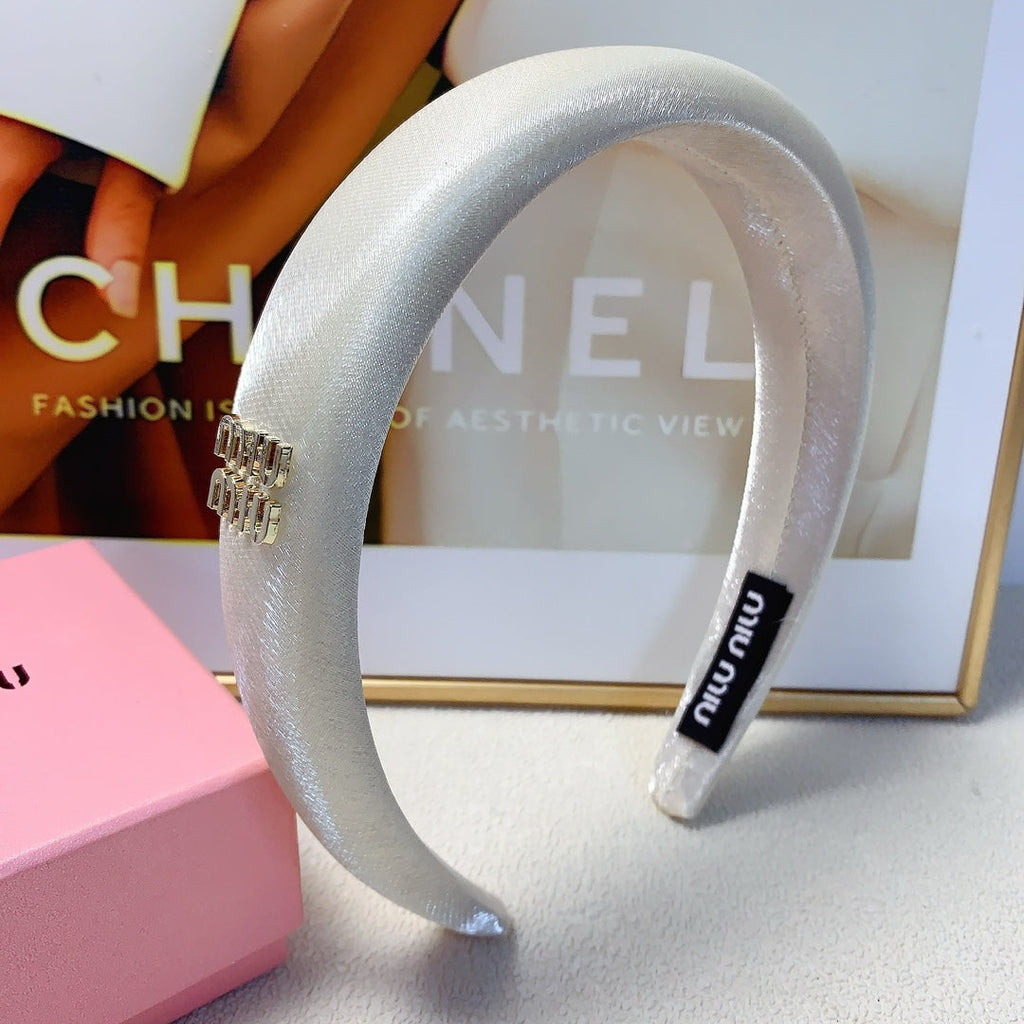 THICK HEADBAND IN WHITE SILK GOLD LOGO 241200