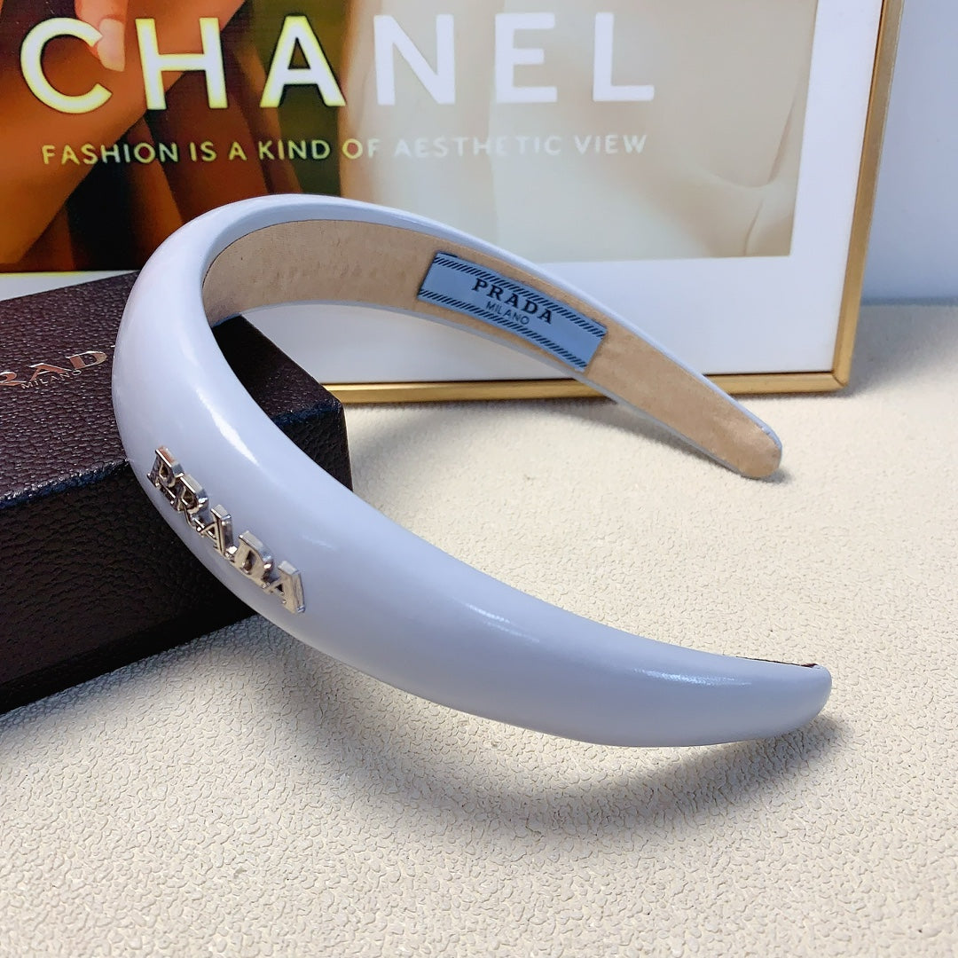 THICK HEADBAND IN SKY BLUE GLOSSY CALFSKIN 278255