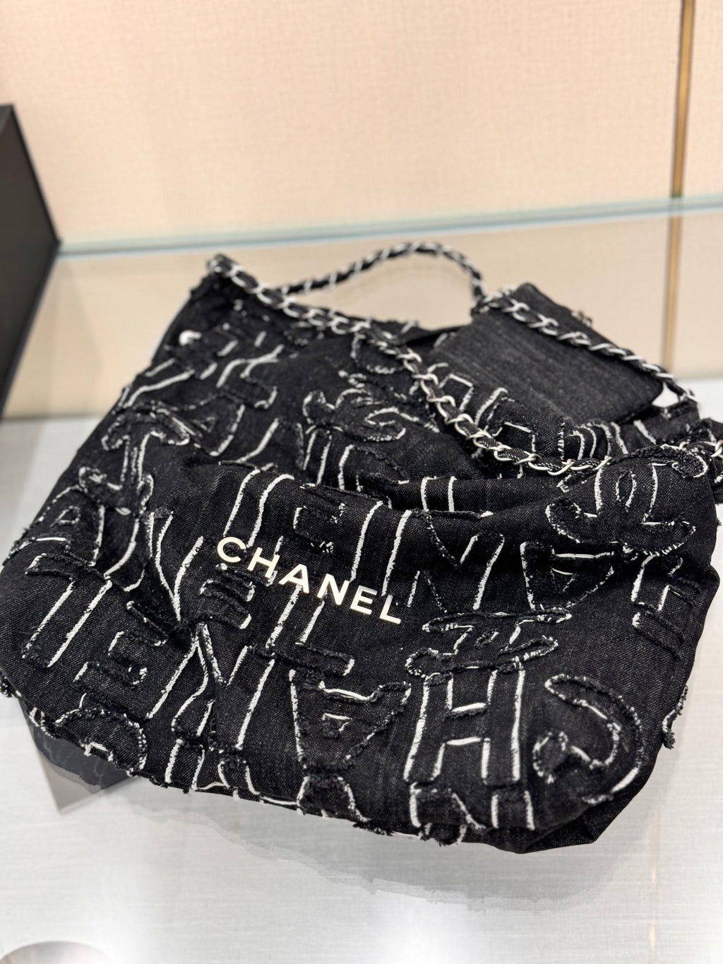 CHANEL 22 BAG 25S 37 CM IN BLACK DENIM