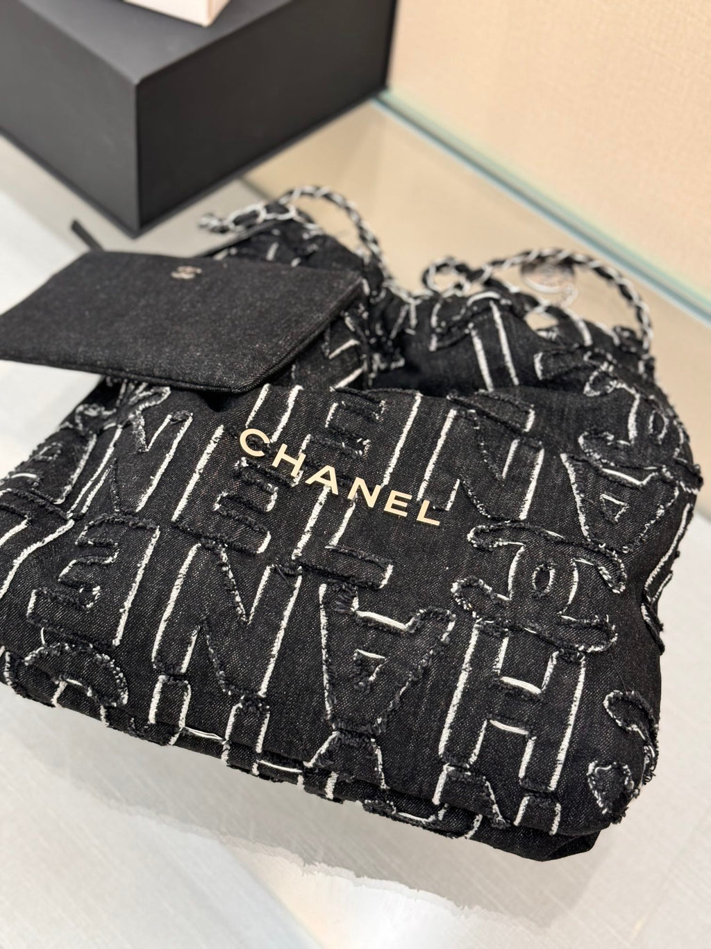CHANEL 22 BAG 25S 42 CM IN BLACK DENIM