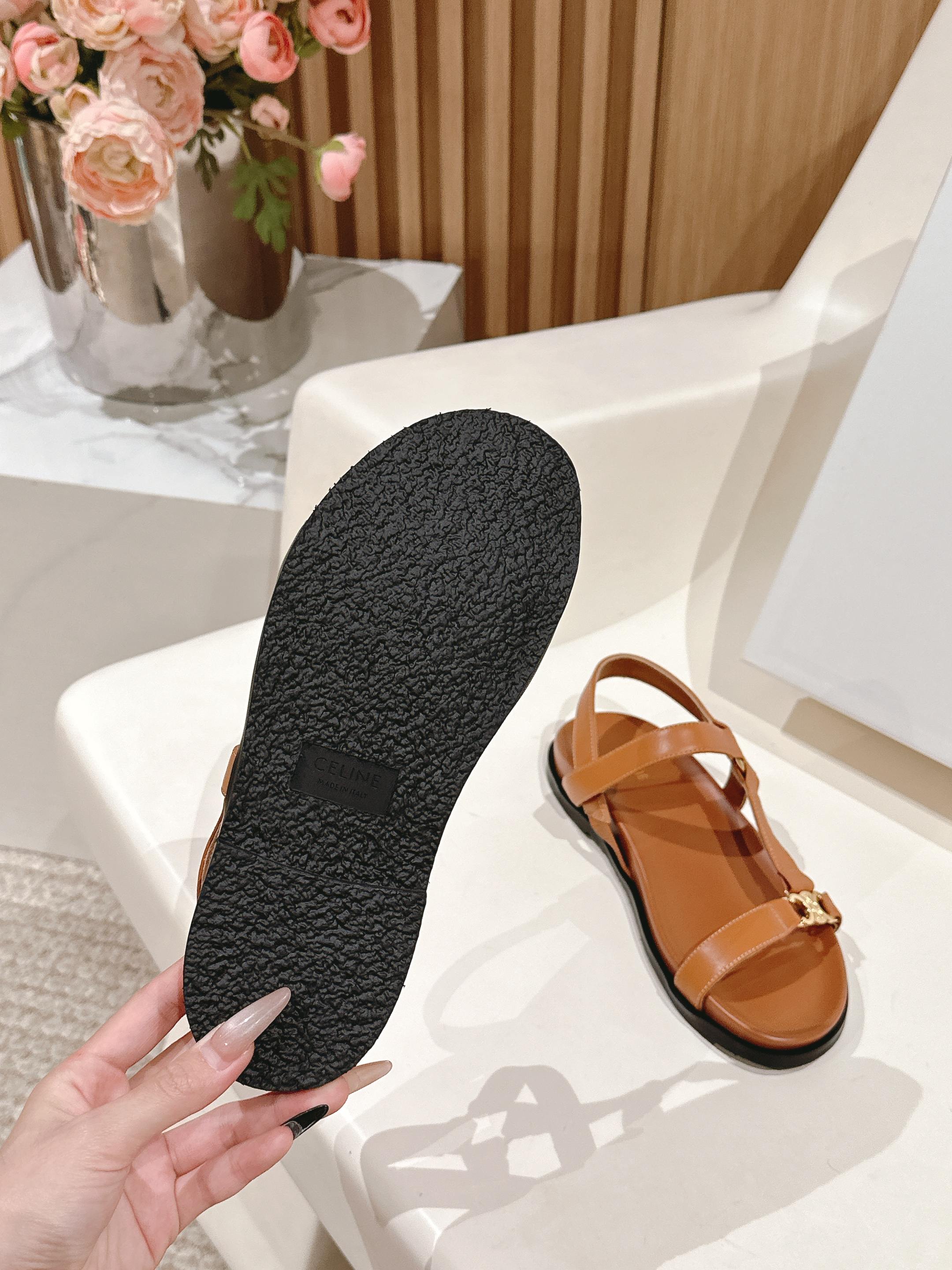 MAUD SANDAL WITH TRIOMPHE IN LIGHT CARAMEL BROWN CALFSKIN