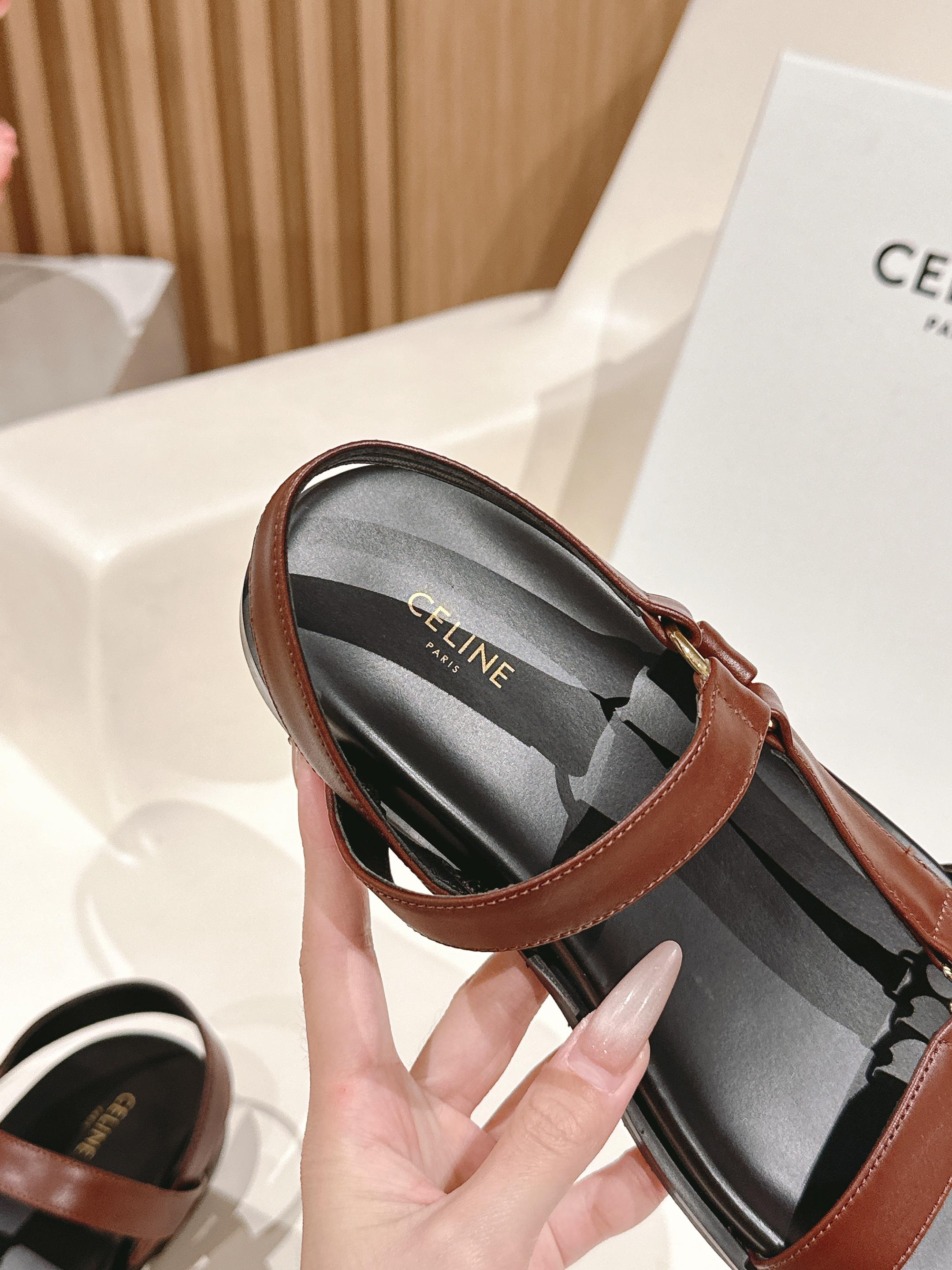 MAUD SANDAL WITH TRIOMPHE IN RUST BROWN CALFSKIN