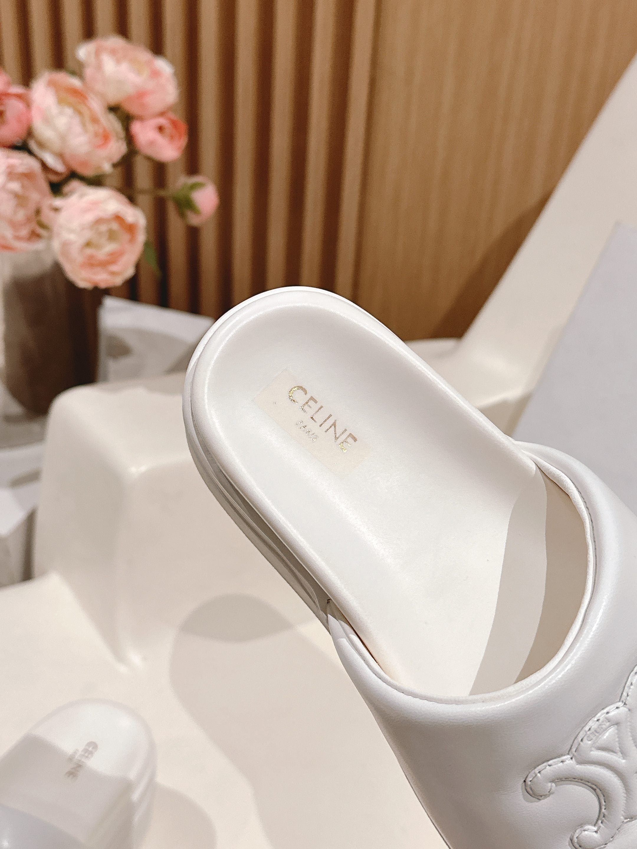 BLOCK SLIDE WITH TRIOMPHE IN WHITE SMOOTH LAMBSKIN