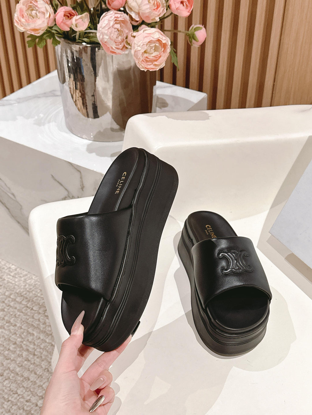 BLOCK SLIDE WITH TRIOMPHE IN BLACK SMOOTH LAMBSKIN