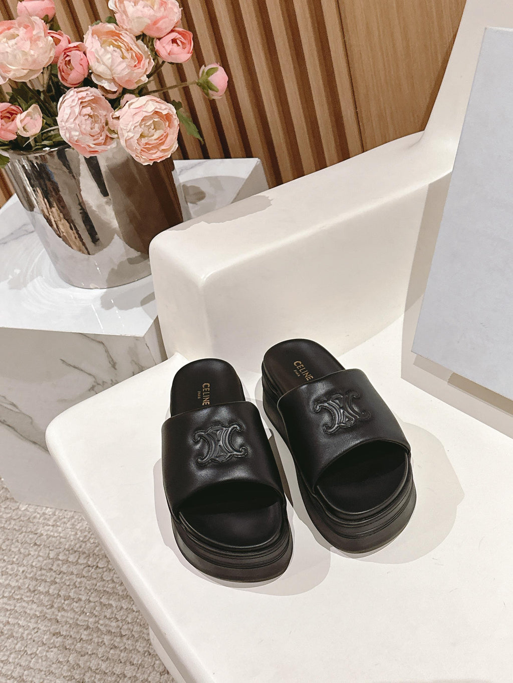 BLOCK SLIDE WITH TRIOMPHE IN BLACK SMOOTH LAMBSKIN