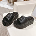 BLOCK SLIDE WITH TRIOMPHE IN BLACK SMOOTH LAMBSKIN