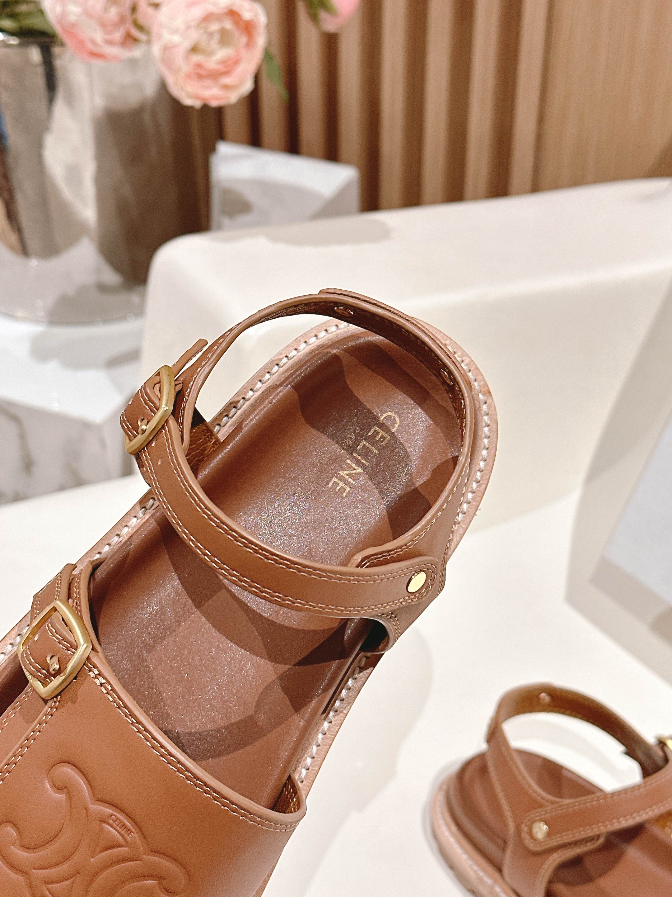 FLAT SANDALS IN RUST BROWN TRIOMPHE EMBOSSED SMOOTH CALFSKIN