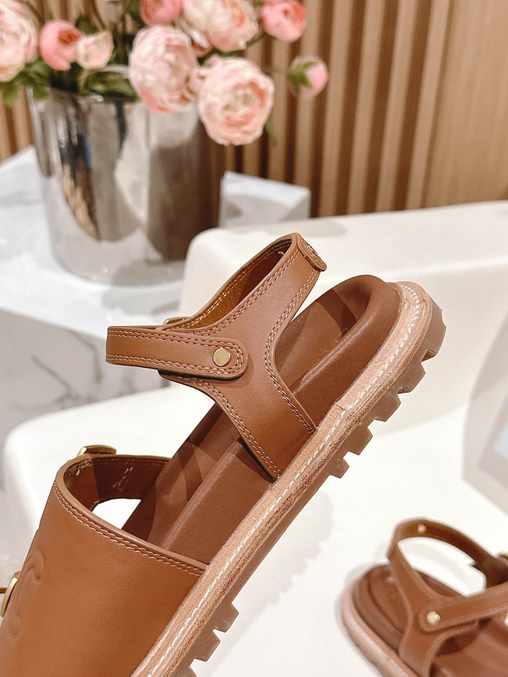 FLAT SANDALS IN RUST BROWN TRIOMPHE EMBOSSED SMOOTH CALFSKIN