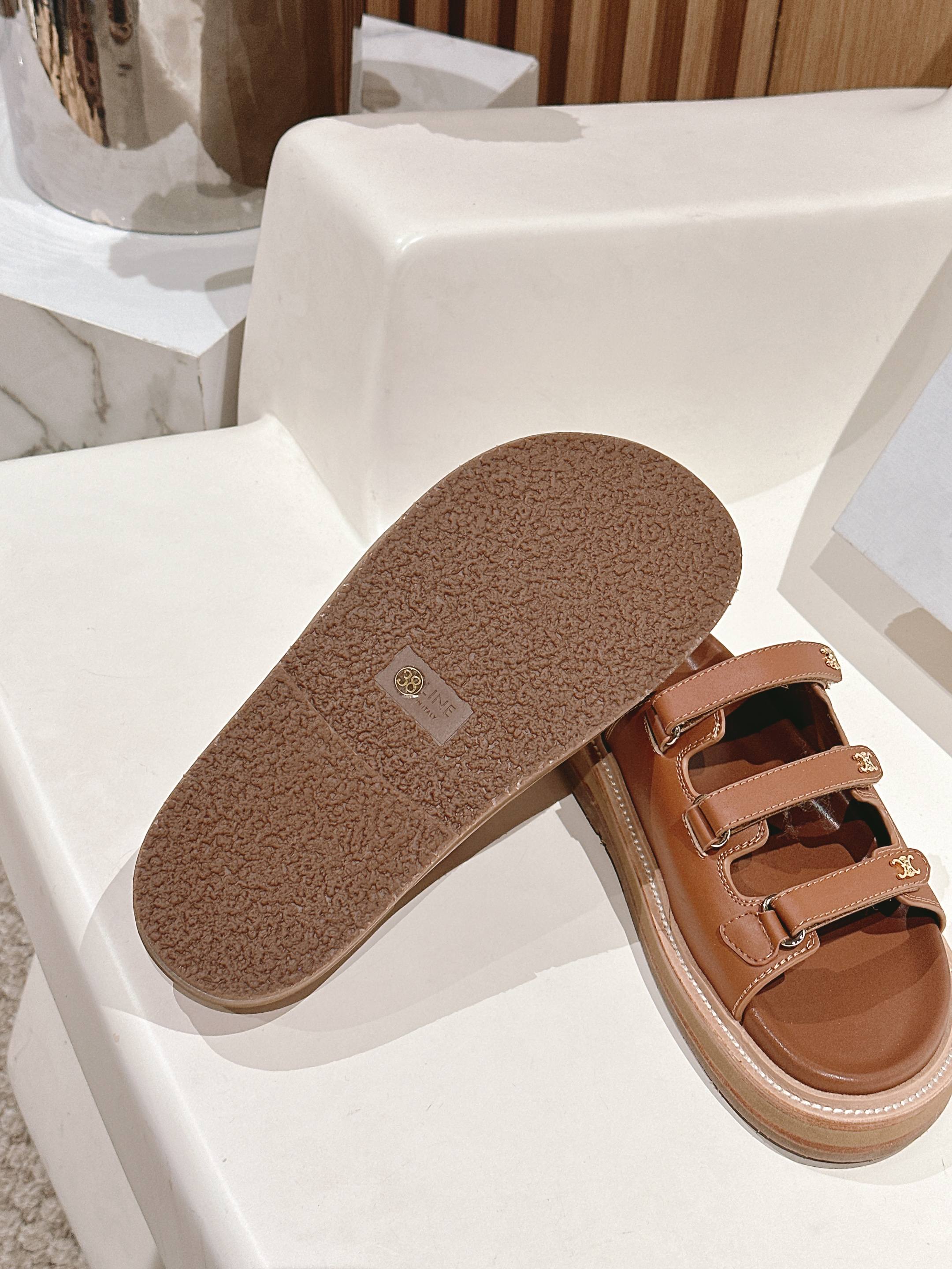 TRIOMPHE SANDALS IN BROWN CALFSKIN