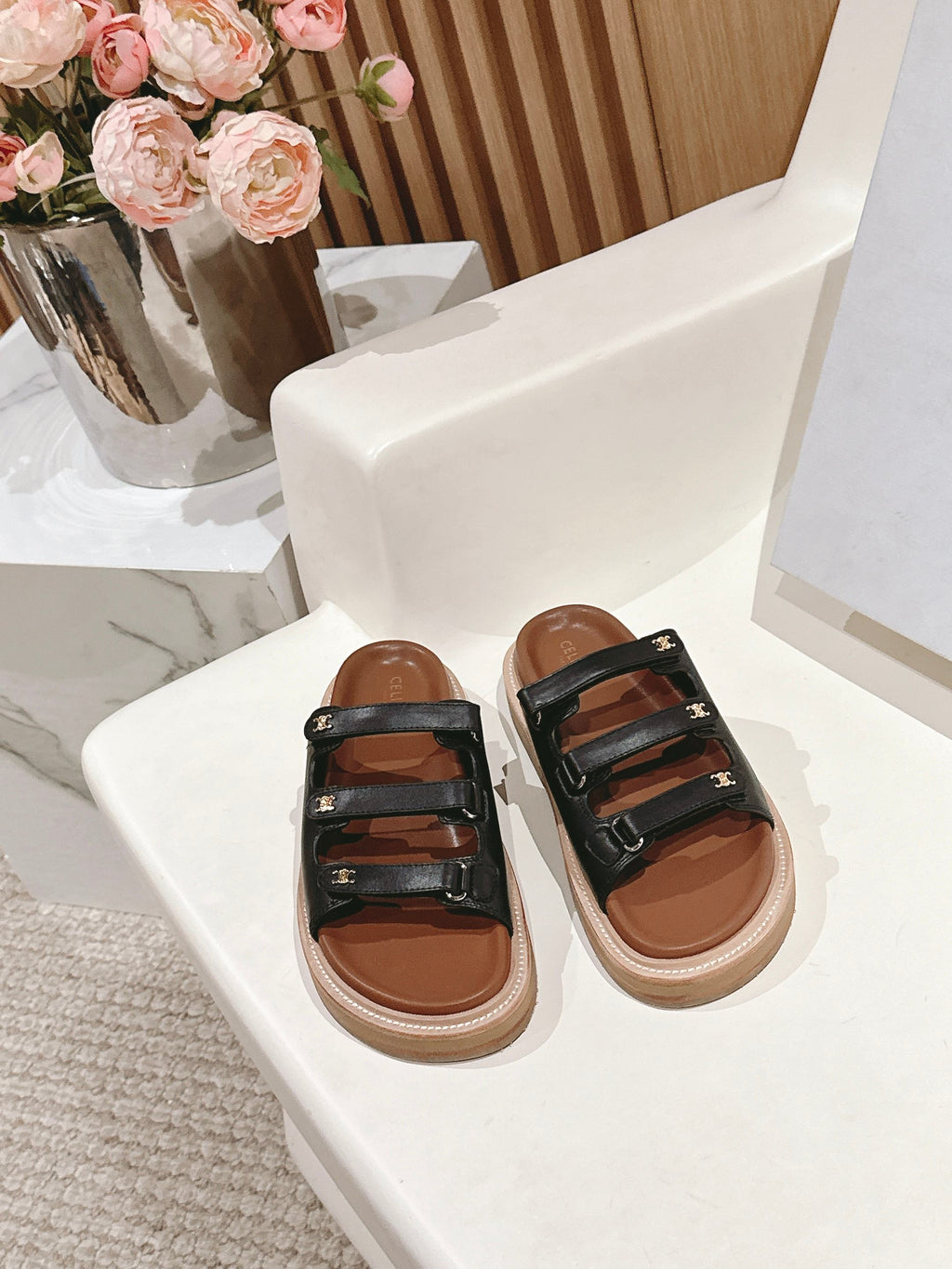 TRIOMPHE SANDALS IN BLACK CALFSKIN