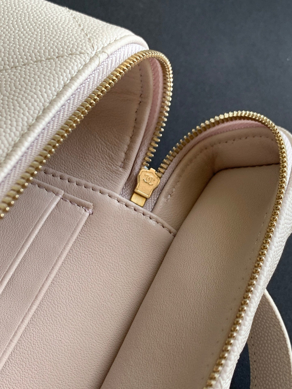 CHANEL 25S VANITY BAG 19.5 CM IN LIGHT BEIGE LAMBSKIN