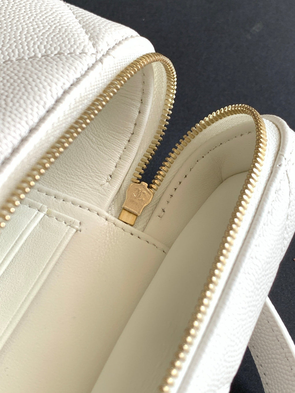 CHANEL 25S VANITY BAG 19.5 CM IN WHITE LAMBSKIN