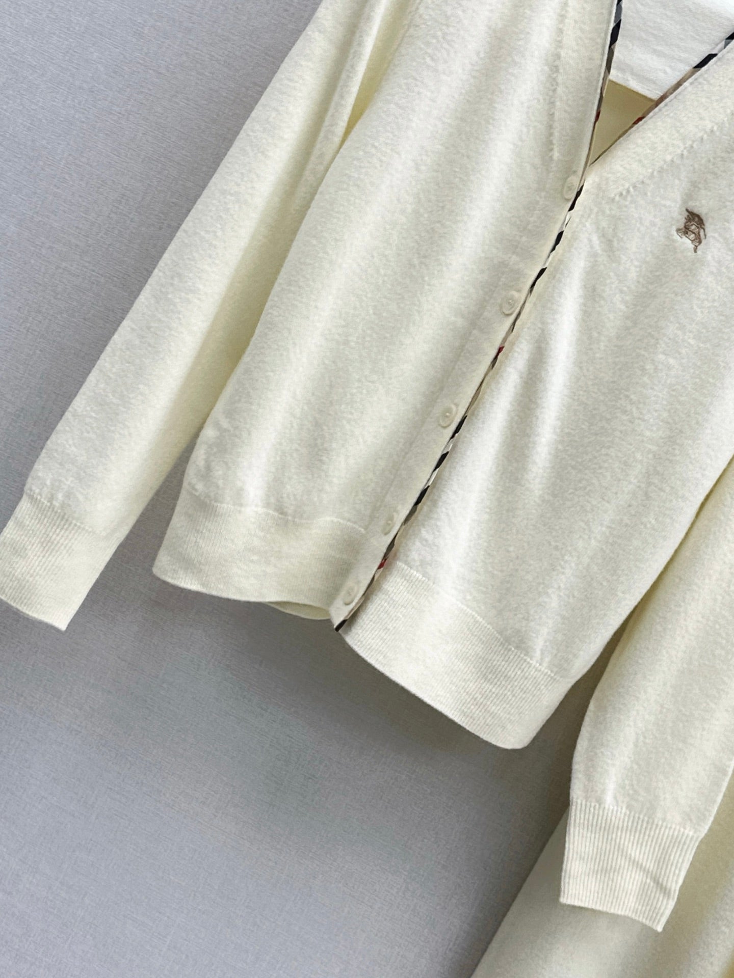 BURBERRY 25S CARDIGAN AND STRAIGHT-LEG PANTS SET 096