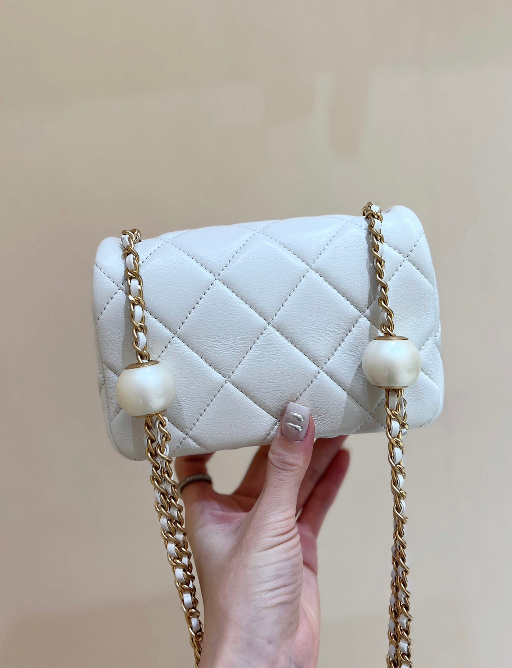 25S CHANEL CROSSBODY HANDBAG 17 IN WHITE LAMBSKIN GOLD HARDWARE