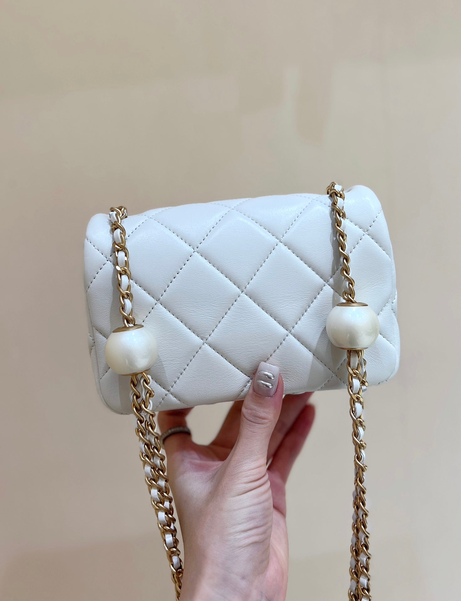 25S CHANEL CROSSBODY HANDBAG 17 IN WHITE LAMBSKIN GOLD HARDWARE