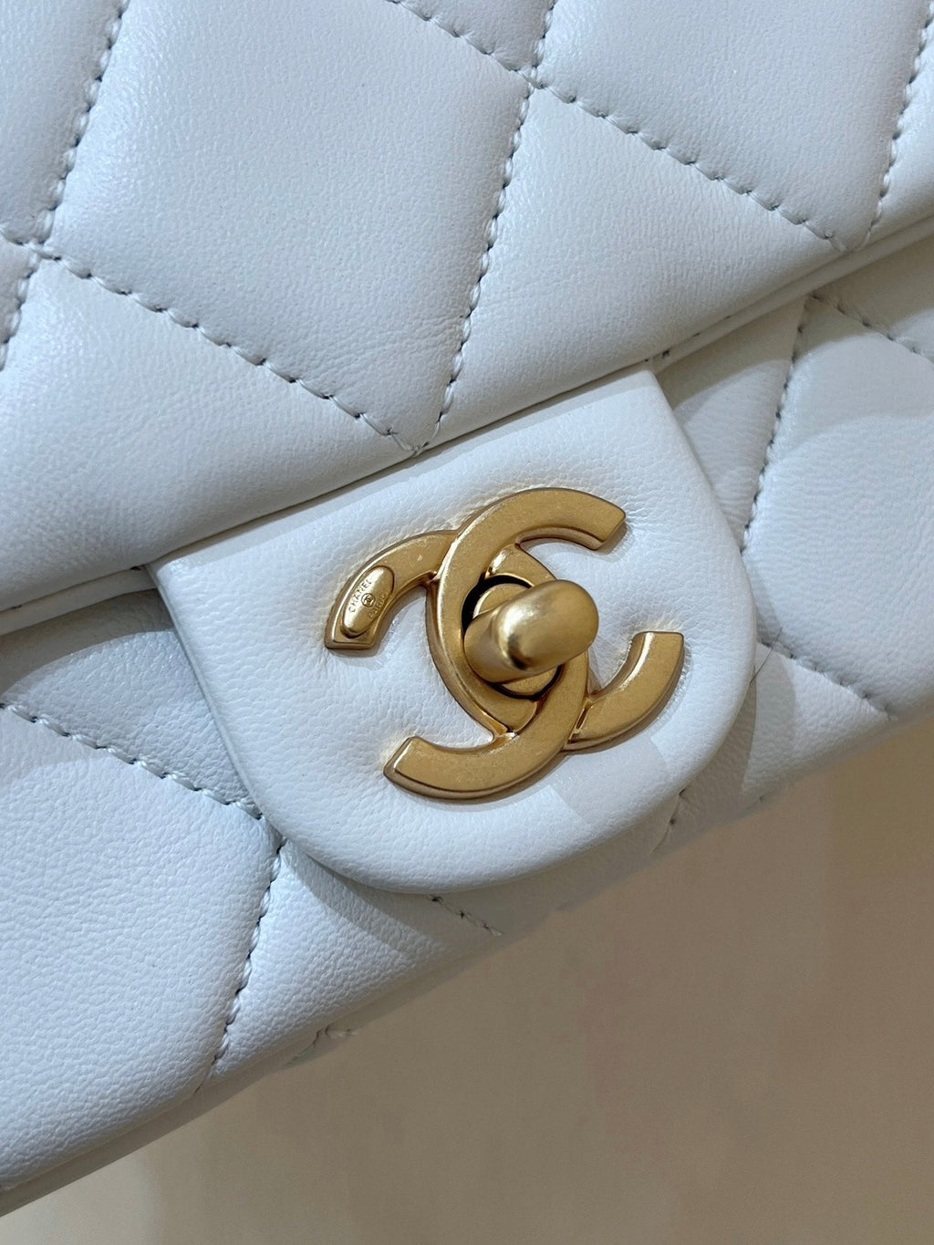 25S CHANEL CROSSBODY HANDBAG 17 IN WHITE LAMBSKIN GOLD HARDWARE