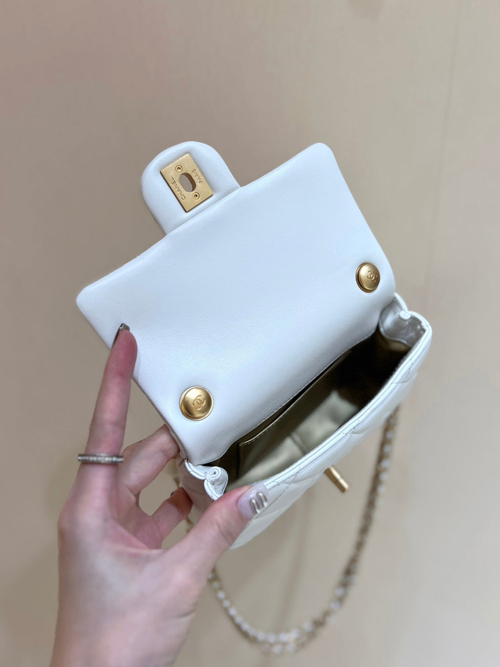 25S CHANEL CROSSBODY HANDBAG 17 IN WHITE LAMBSKIN GOLD HARDWARE