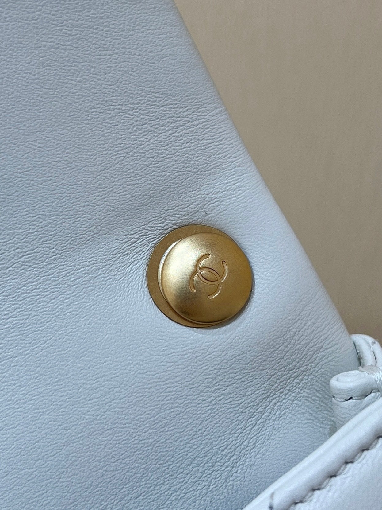 25S CHANEL CROSSBODY HANDBAG 17 IN WHITE LAMBSKIN GOLD HARDWARE