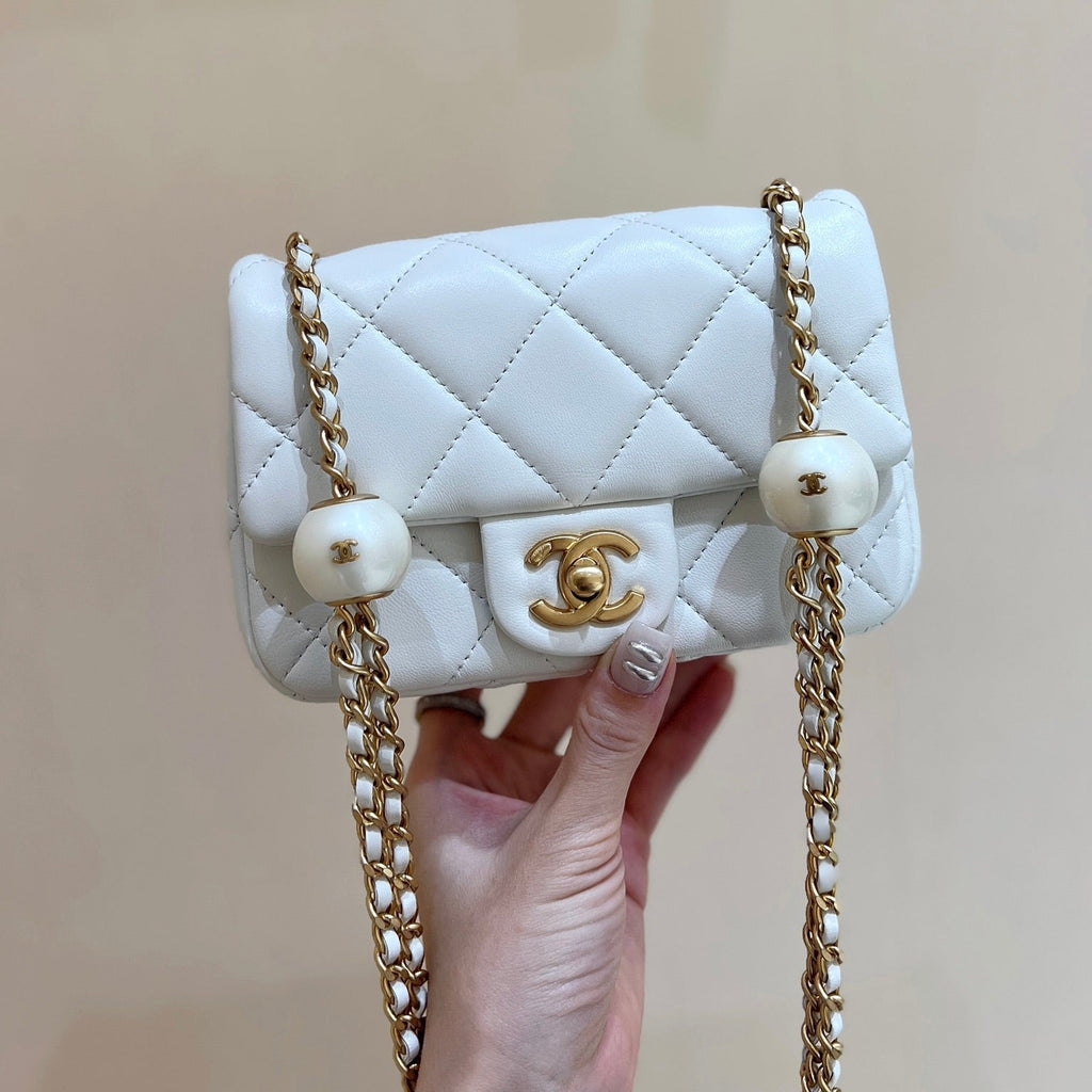 25S CHANEL CROSSBODY HANDBAG 17 IN WHITE LAMBSKIN GOLD HARDWARE
